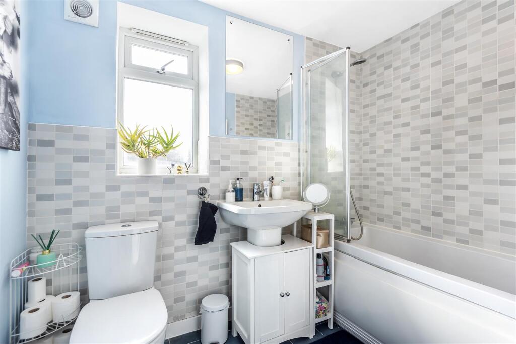 Apartment in Slough - More