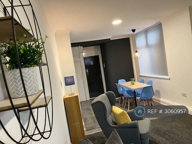 House in Middlesbrough, Southfield, Middlehaven - More