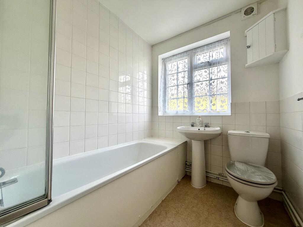 North Parade, Chessington, Surrey. KT9 1QN photo 4