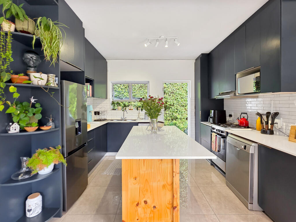 Main image of property: South Africa, Western Cape, Belle Constantia