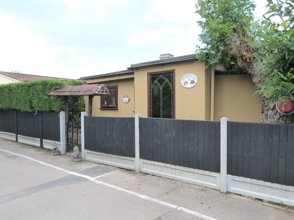 2-bed caravan on Lippitts Hill, Loughton, £185,000