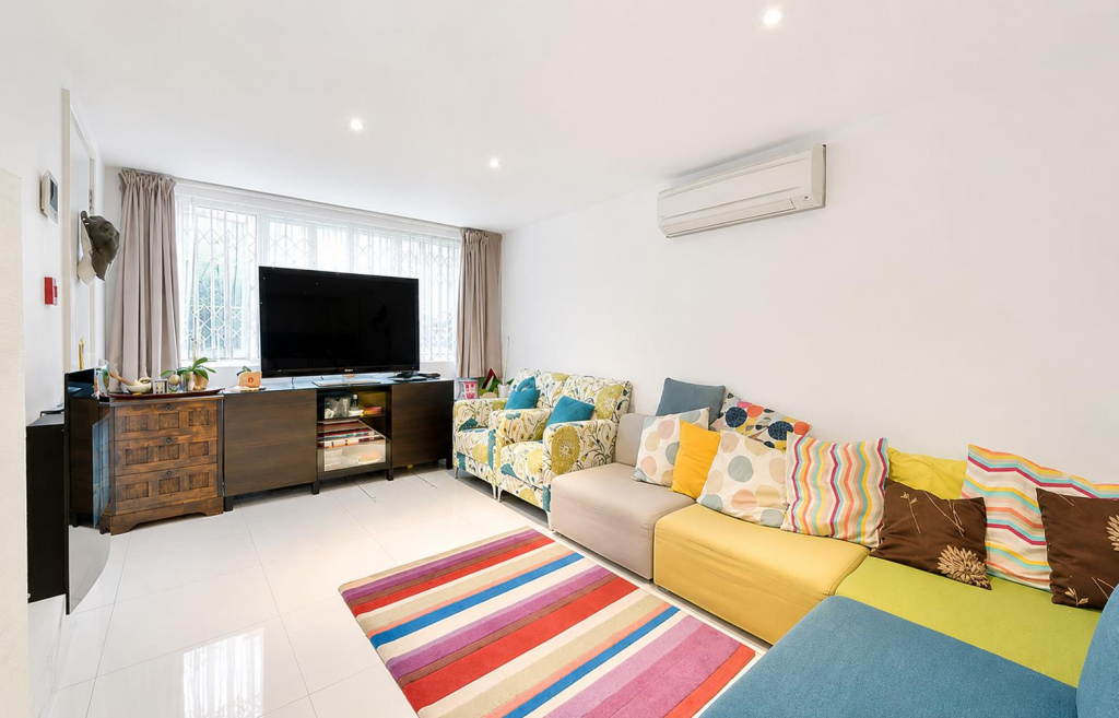Apartment in London, Green Man Estate, Hanwell - View 3