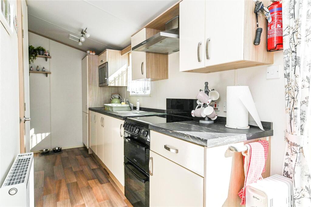 Field Place, Hoburne Naish Holiday Park, Barton On Sea, Hampshire, BH25 photo 3