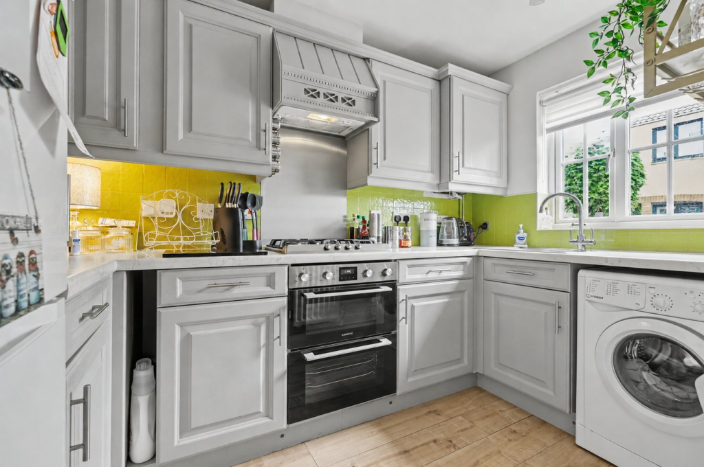 House in Chelmsford, Chancellor Park, Chelmer - More