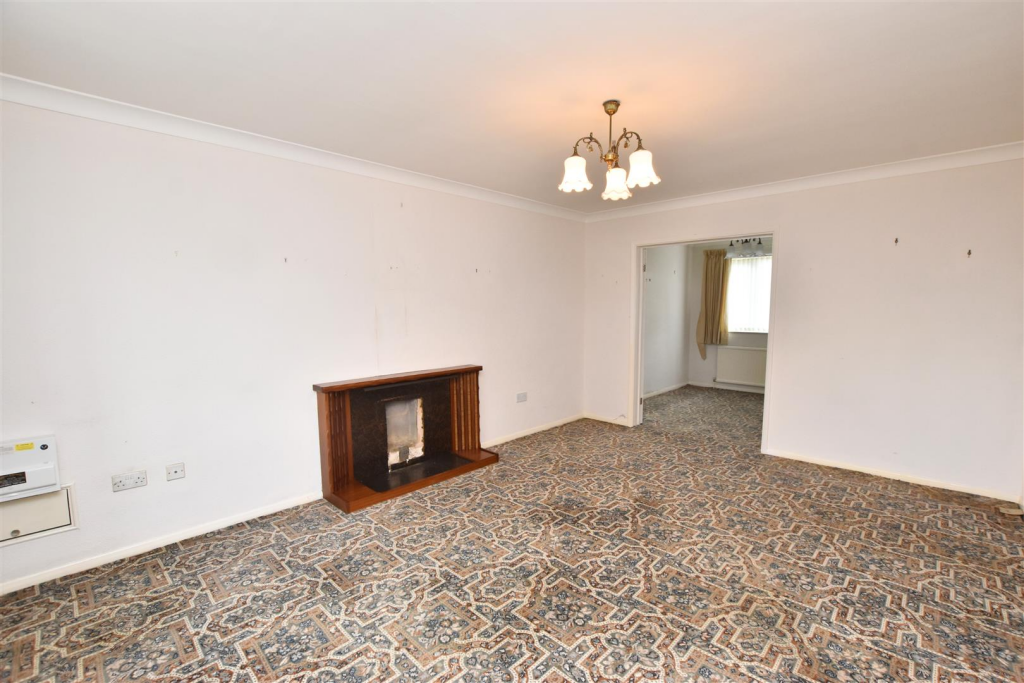 Woodhall Drive, Waltham, Grimsby photo 5