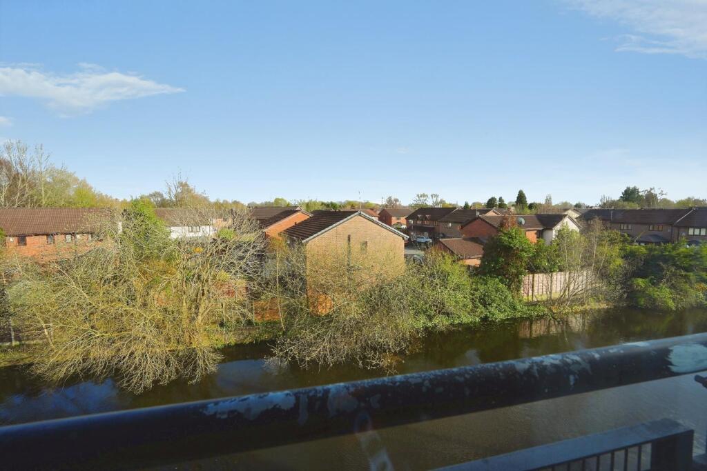 Apartment in Trafford, Gorse Hill - More