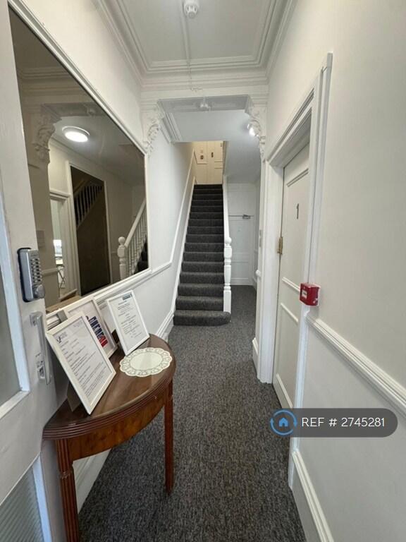 House in Eastbourne, Seaside, Roselands - More