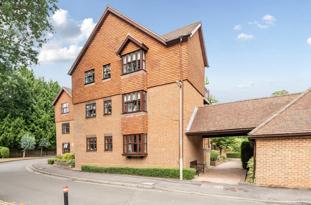 2-bed flat on Bluebell Walk, Fleet, Hampshire, £310,000