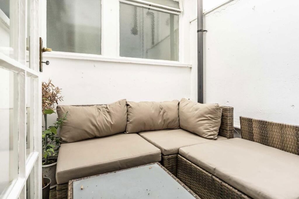 House in Richmond, North Sheen - More