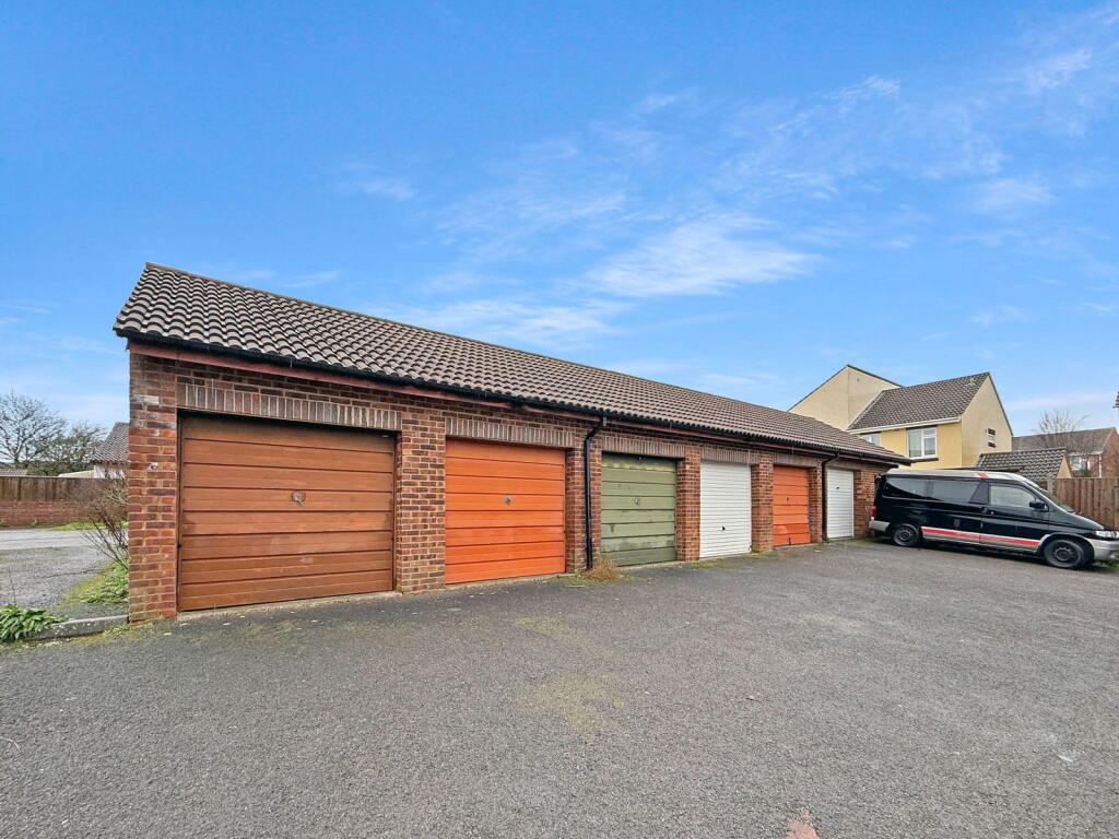 Laburnum Close, Frome, BA11 photo 2