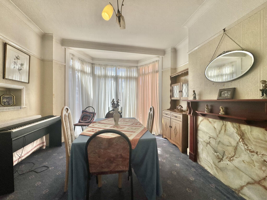 Hyde Park Avenue, Heart of Winchmore Hill,  N21 photo 4