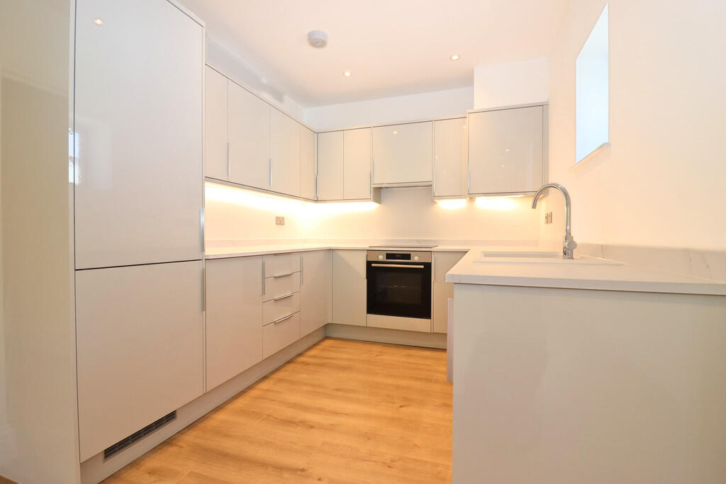 Apartment in Surbiton, Oakhill, Berrylands - View 2