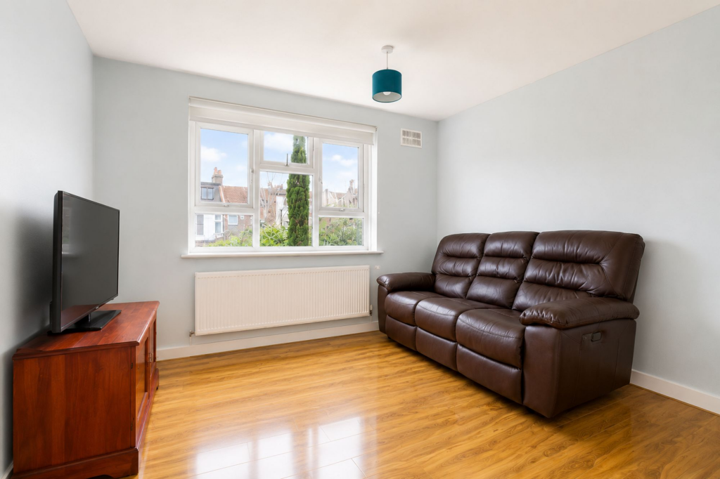 Apartment in Croydon - View 3
