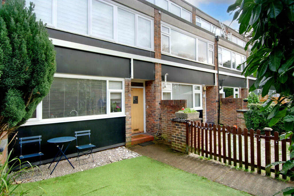 3-bed flat on Grangedale Close, Northwood, £425,000