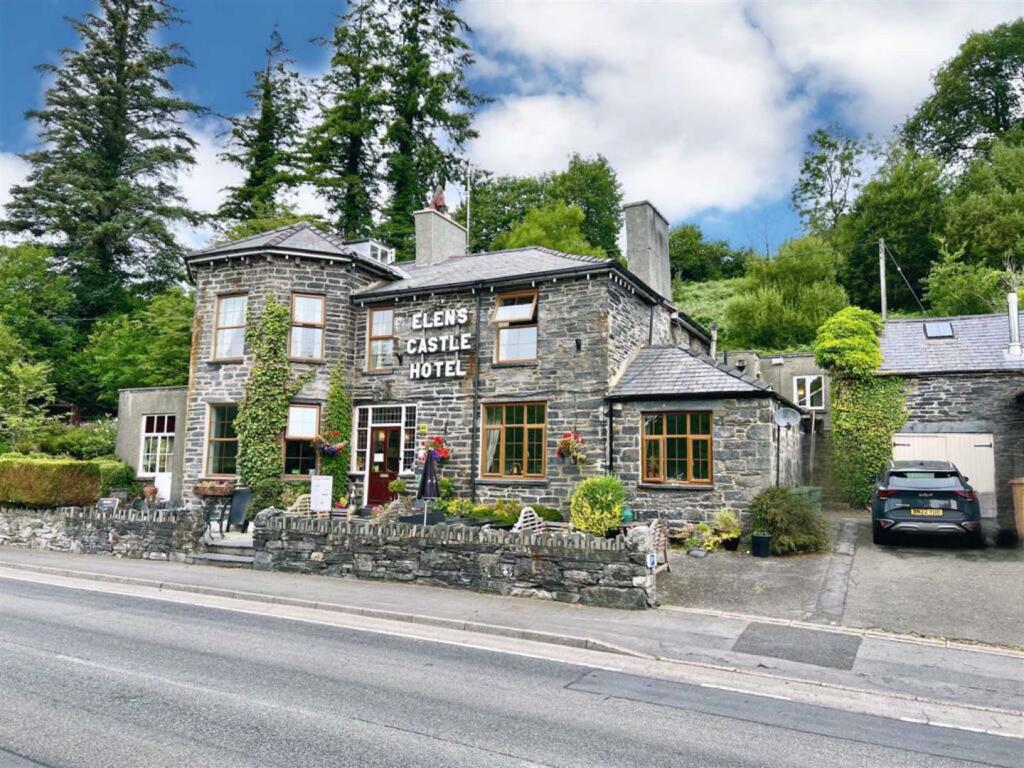 14-bed detached on Dolwyddelan, £499,000