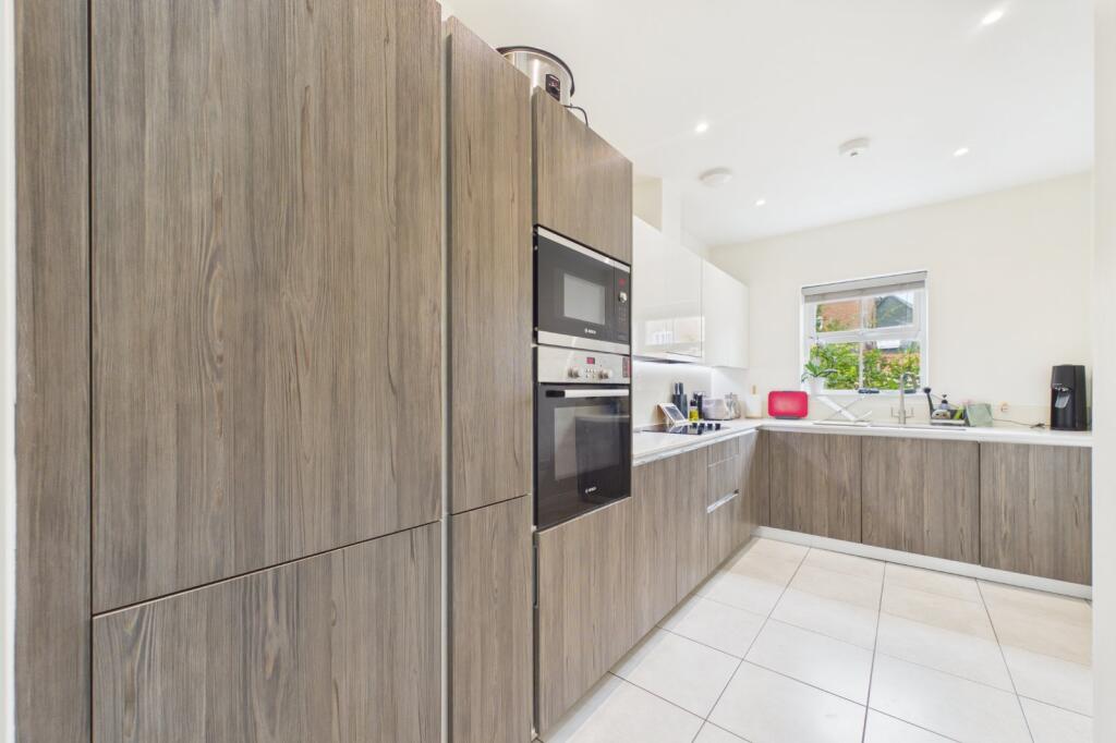 House in Binfield, Temple Park - View 5