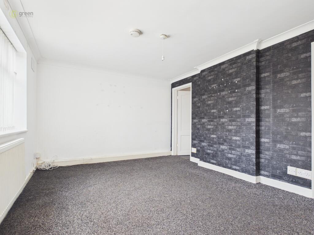 Laburnum Avenue, Kingshurst, B37 photo 3