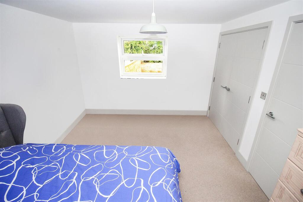 Apartment in Southend-on-Sea - More
