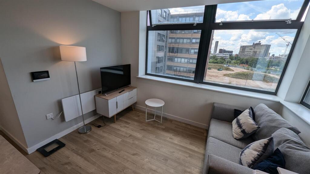 Apartment in Manchester, Old Trafford - View 2