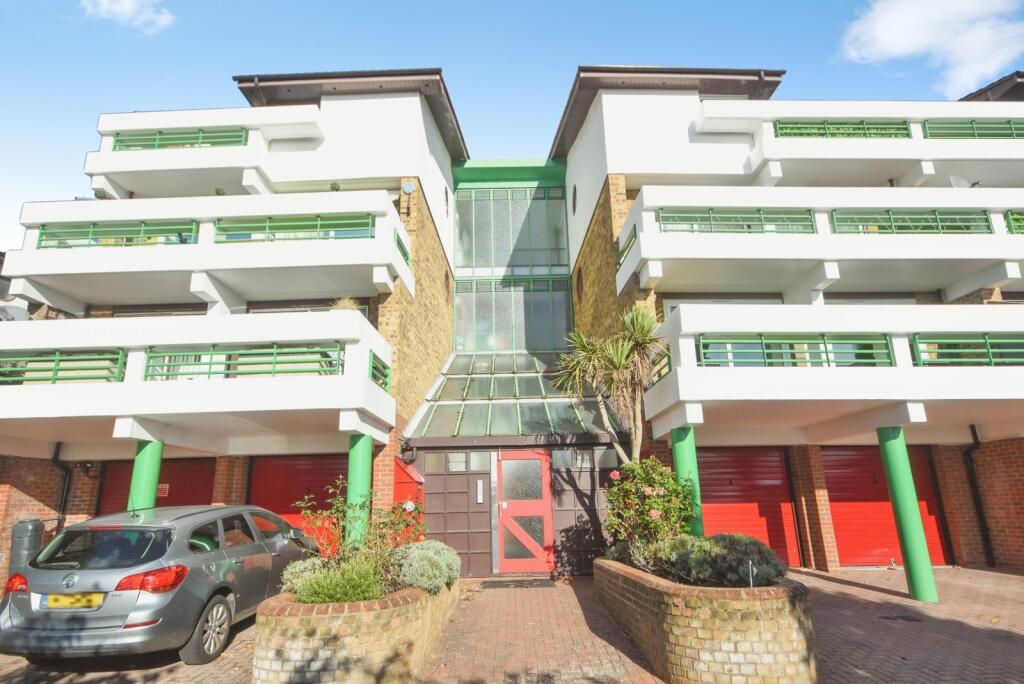 2-bed flat on The Vale, Basildon, Essex, SS16, £240,000