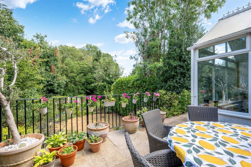 Holly Hill Drive, Banstead photo 3