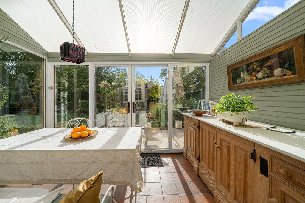 Apartment in Kingston upon Thames - More