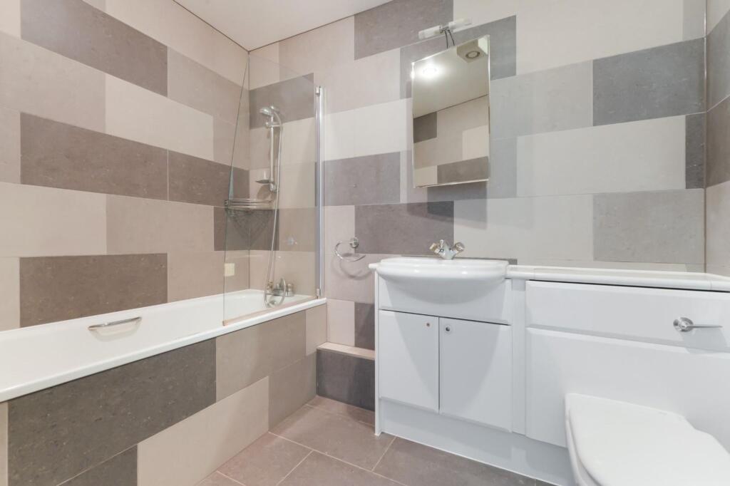 Apartment in Kingston upon Thames - More