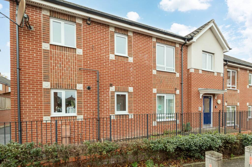 2-bed flat on Southalls Way, Norwich, £140,000