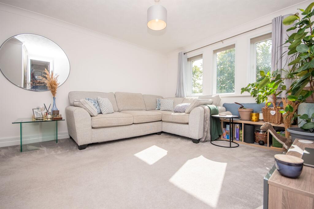 Apartment in Rothwell, North Northamptonshire - View 5