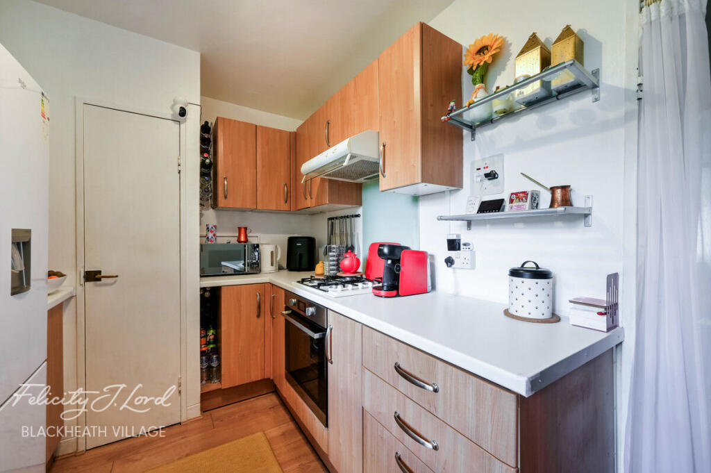 1-bed apartment on Ravens Way, London, £270,000