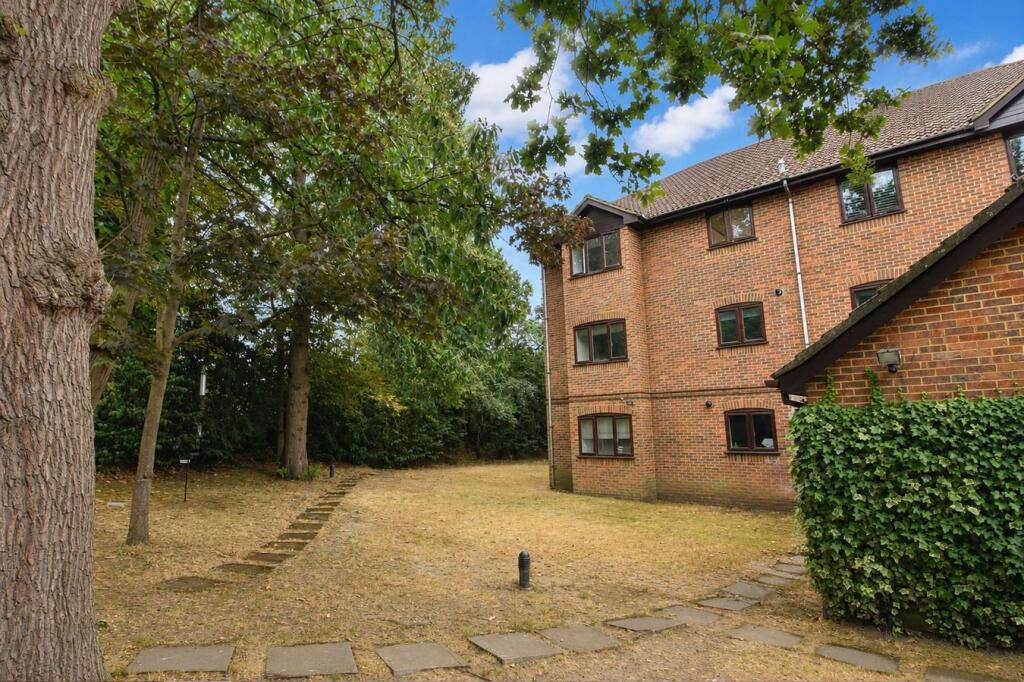 Apartment in Elmbridge, Weybridge - More