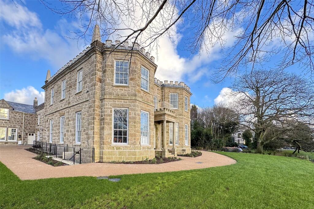 2 bedroom apartment in Penzance, no chain
