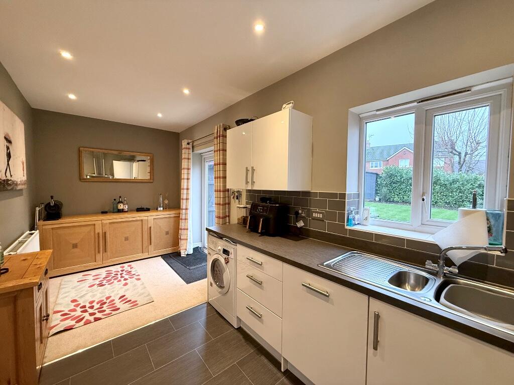Edgehill Drive, Stratford-Upon-Avon, Warwickshire, CV37 photo 3