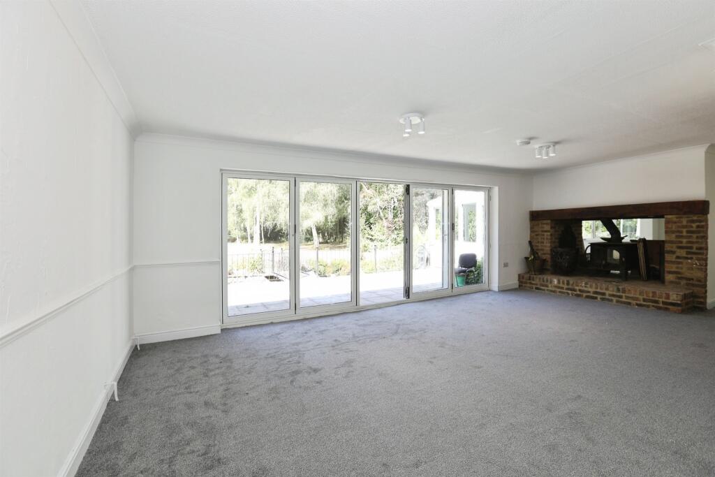 House in East Grinstead, Felbridge - More