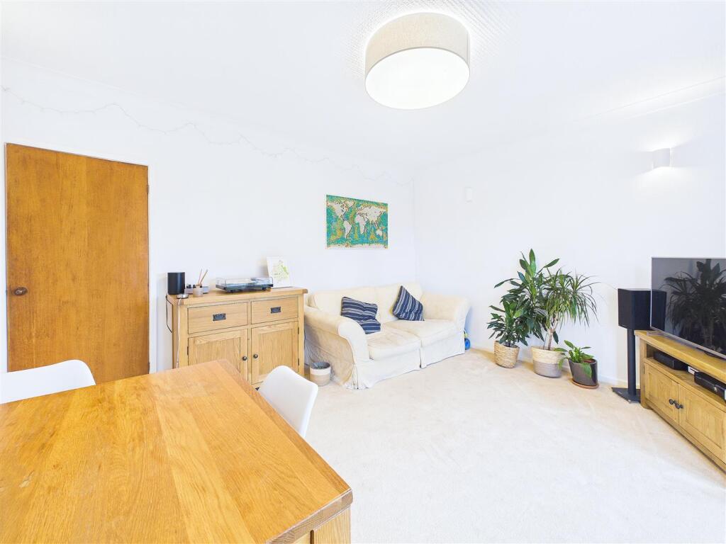 Dyott Avenue, Whittington photo 4