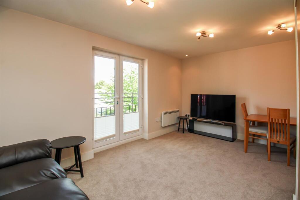 Apartment in Wakefield, Pinders Heath - View 4
