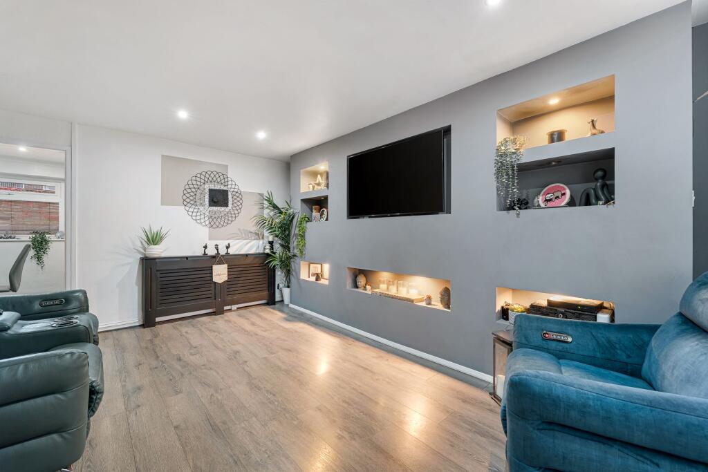 Cheltenham Crescent, Runcorn, WA7 photo 2