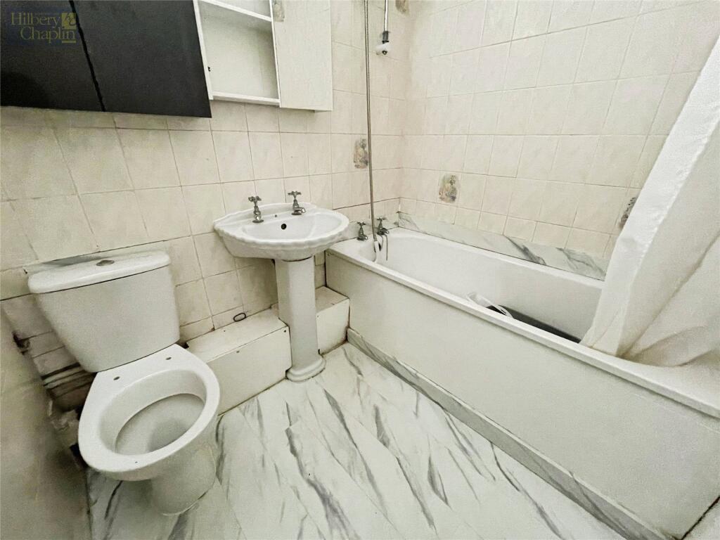 Apartment in London, Gidea Park - More