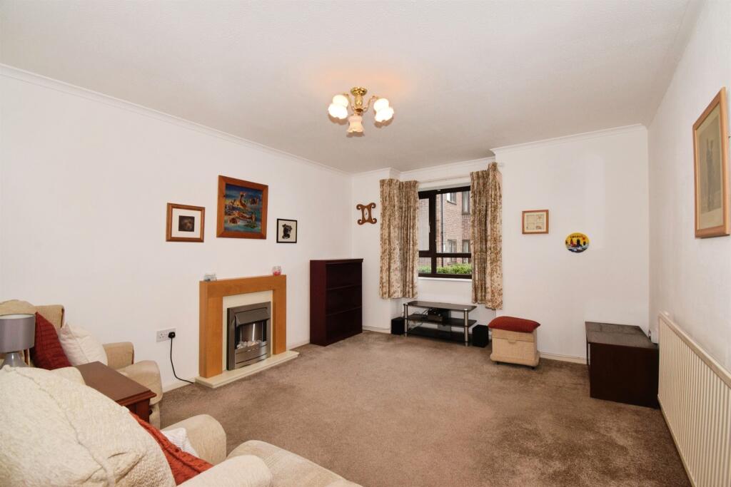 St. Pauls Close, Oadby, Leicester photo 2