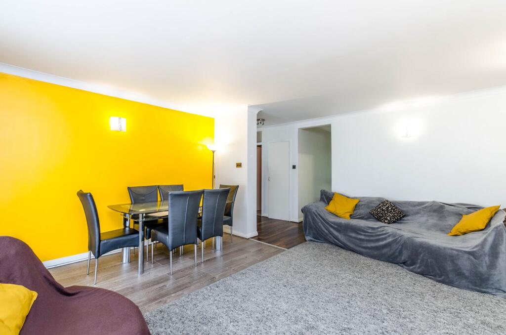 2-bed flat on St Cuthberts Gardens, Hatch End, Pinner, HA5, £450,000