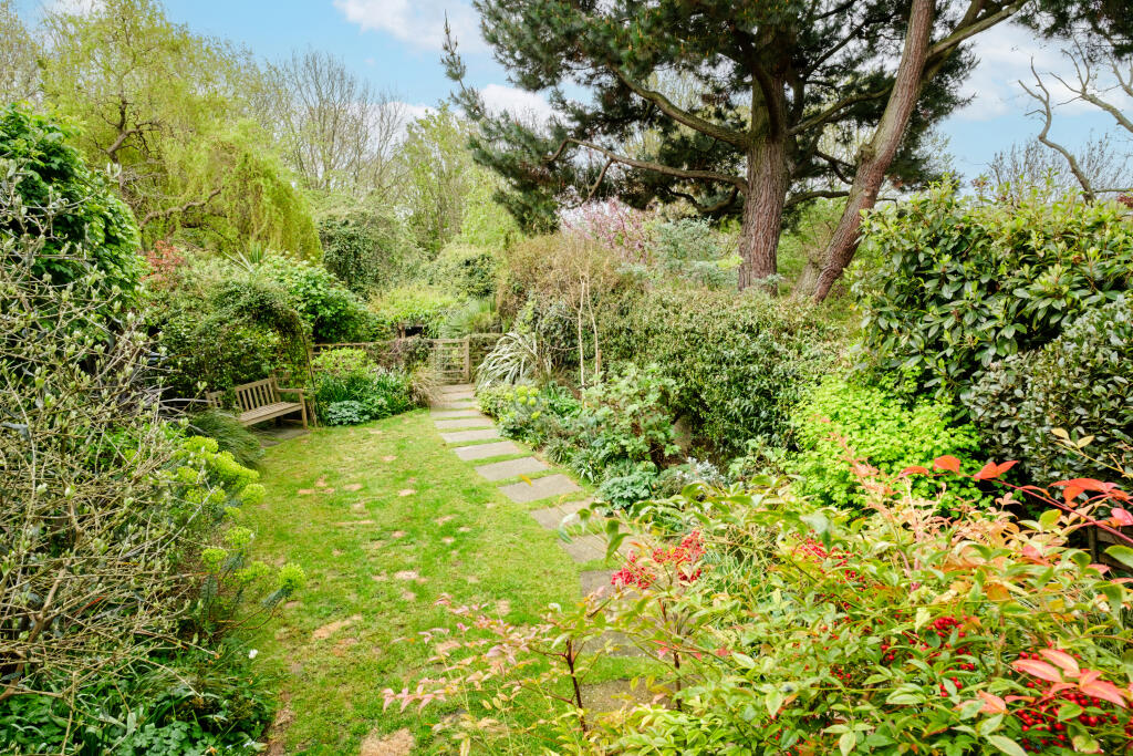 Church Crescent, London, N10 photo 3