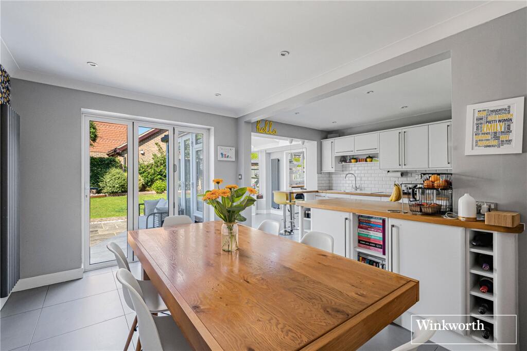 Heywood Drive, Bagshot, Surrey, GU19 photo 4