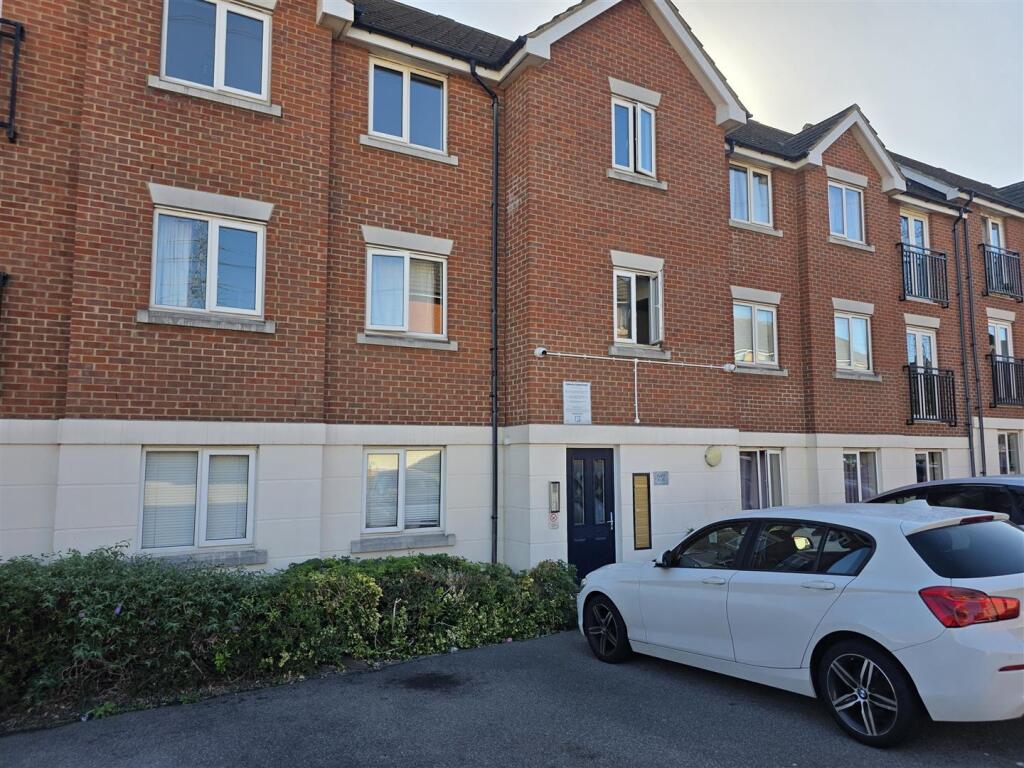 Apartment in Romford - More