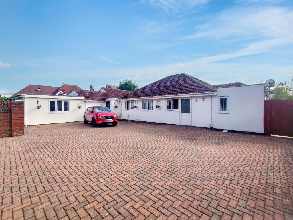 Main image of property: 1 Old Elmore Lane, Quedgeley, Gloucester, Gloucestershire, GL2