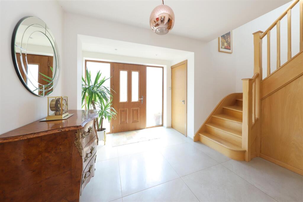 Broadwood Avenue, Ruislip photo 3