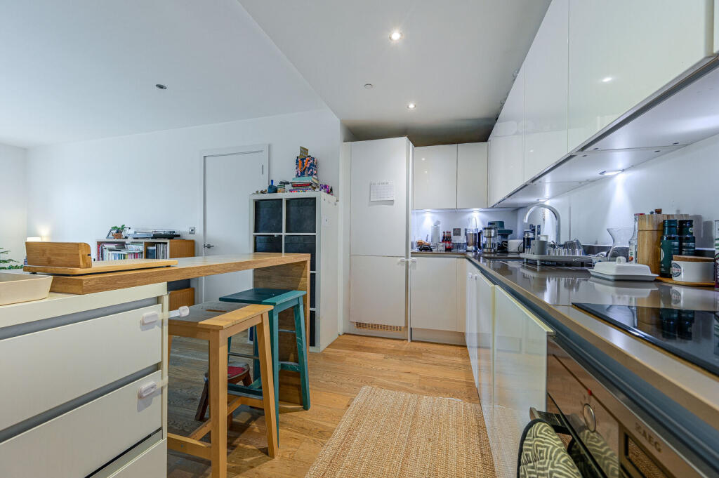 2-bed flat on Howe House, Woolwich, London, SE18, £400,000