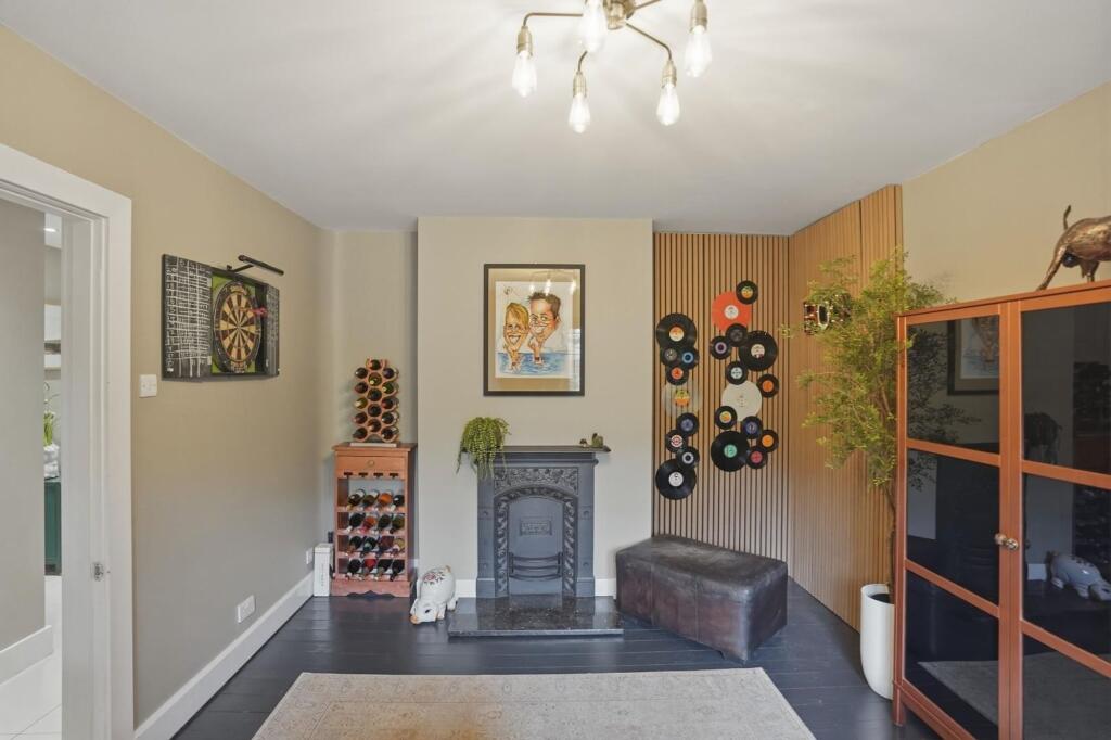 House in Sutton - More