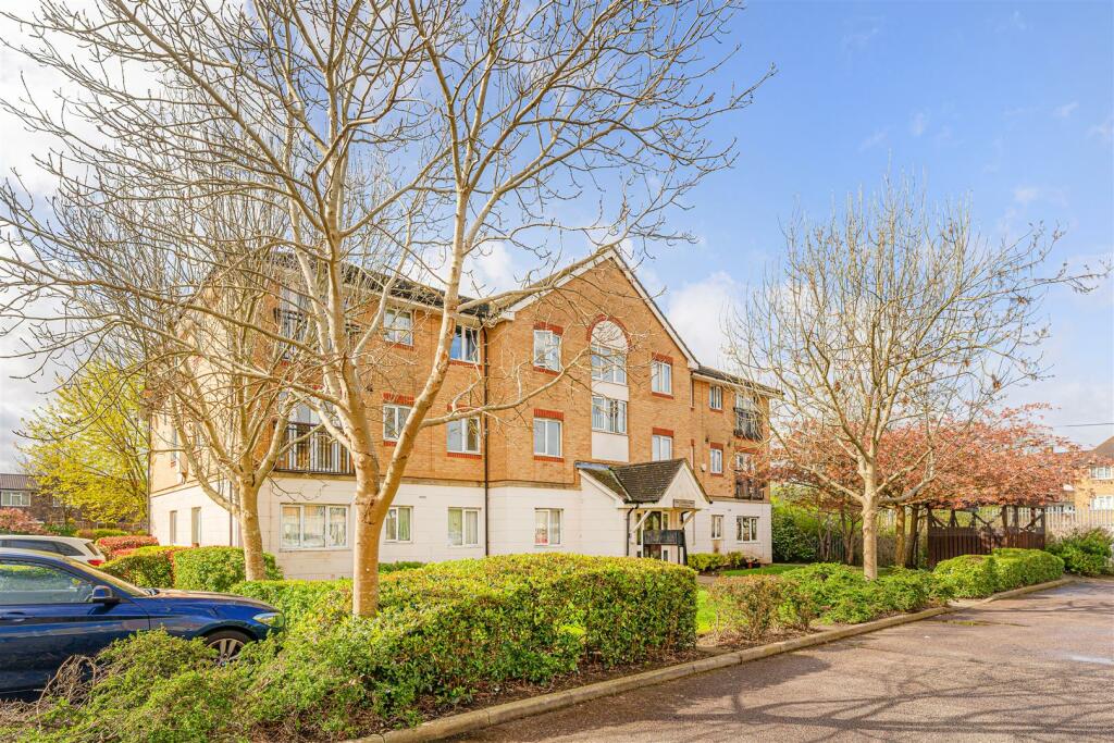 2-bed flat on 78 Tysoe Avenue, Enfield, £200,000