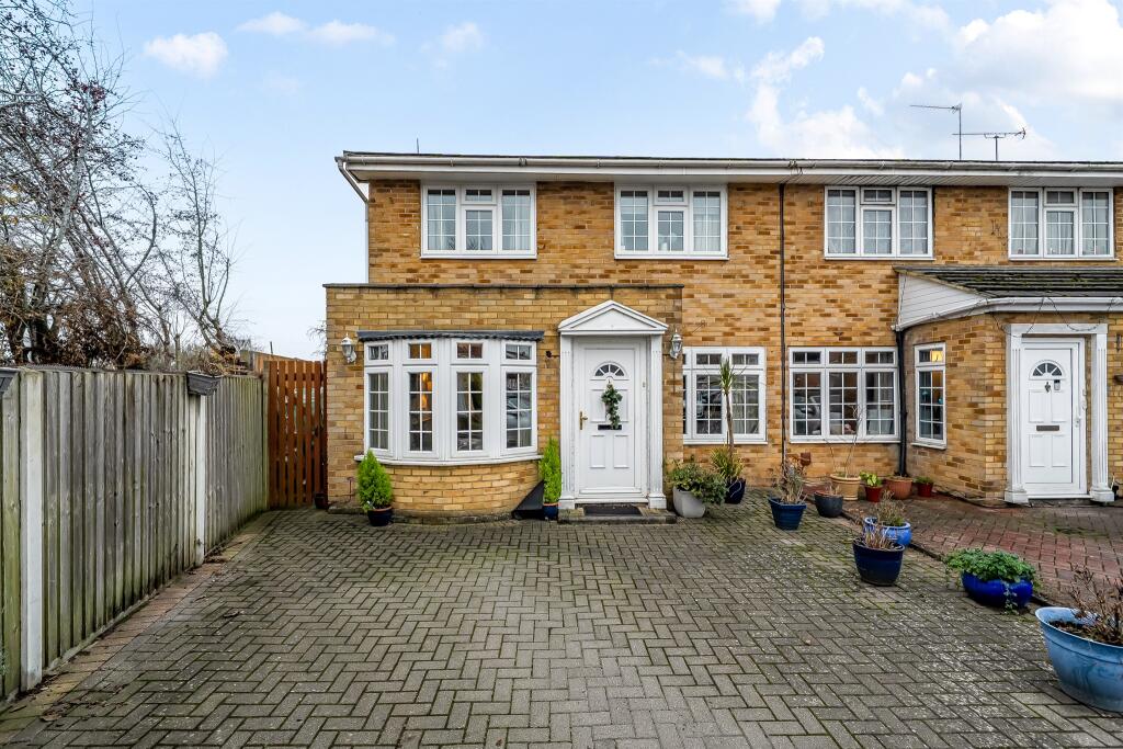 3-bed terraced on Wheatfield Close, Maidenhead, £495,000