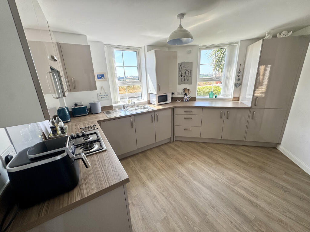 Apartment in East Cowes, Osborne - View 3